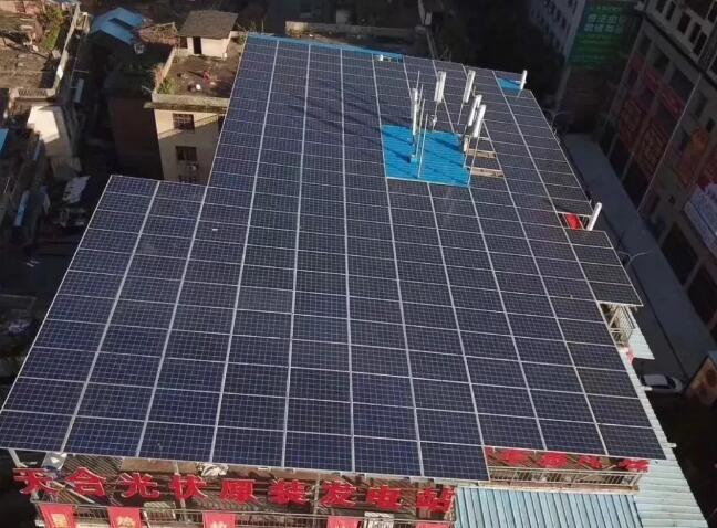 夏天在屋頂裝個太陽能光伏電站發電隔熱兩不誤(圖1) 夏天在屋頂裝個太陽能光伏電站發電隔熱兩不誤